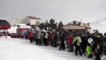 Erciyes Kayak Merkezi'nde hafta sonu yoğunluğu