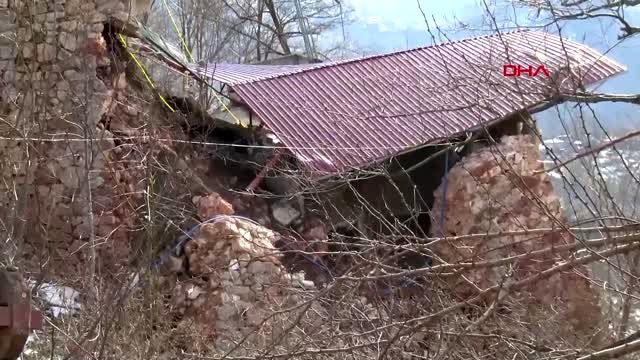 Ordu'da heyelan akaryakıt istasyonu duvarı çöktü, evler boşaltıldı-2