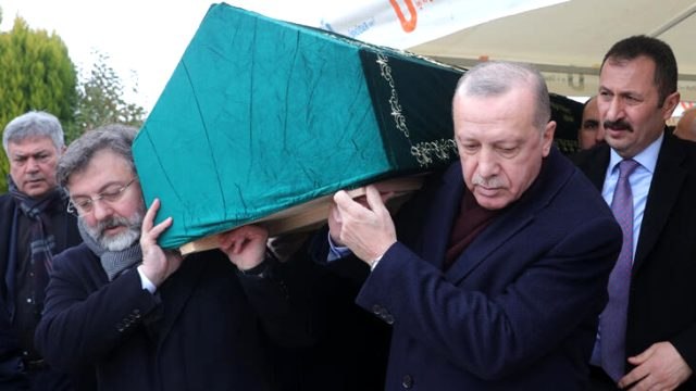 Cumhurbaşkanı Erdoğan, Abimiz dediği Alaaddin Şahin'in tabutuna omuz verdi