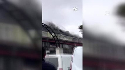 Esenyurt'ta sanayi sitesinin çatısında çıkan yangın söndürüldü