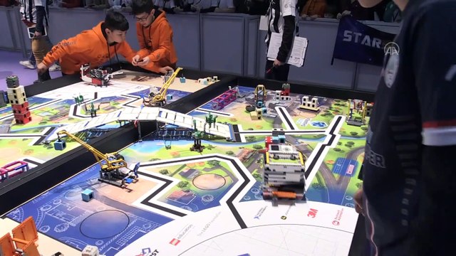 İzmir'de robot tasarlayan çocuklar yeteneklerini sergiledi