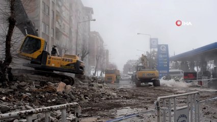 Malatya'da deprem öncesi boşaltılan binalar da yıkılıyor