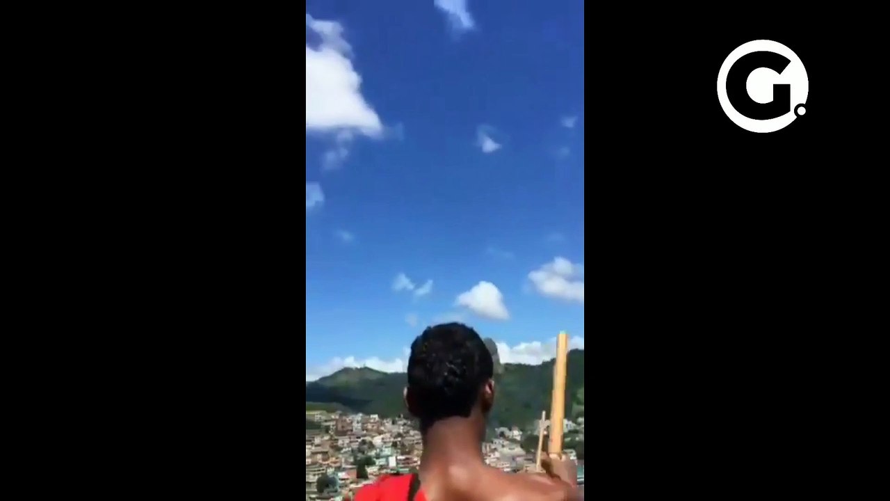 Jovens colocam bandeira de luto em morro no Bonfim, após morte de jovem