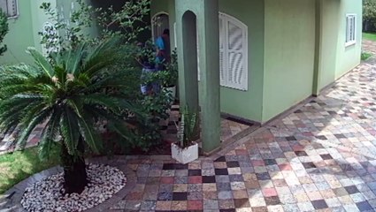 Trio é flagrado arrombando em residência no Centro