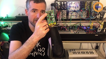 Un DJ sans avant-bras gauche mixe en utilisant sa pensée