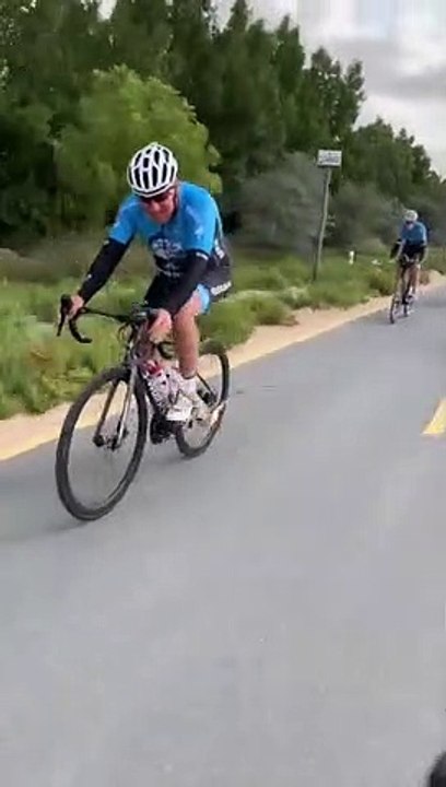 Un oiseau suit des cyclistes en balade... adorable