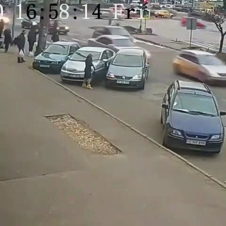 Ce conducteur arrache sa portière en faisant une marche arrière
