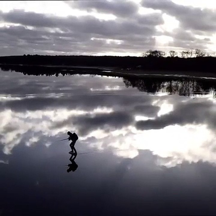 Il fait du patin à glace dans les nuages... illusion magnifique