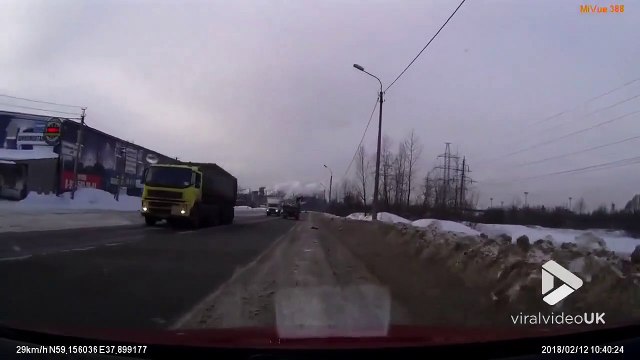 Un camion perd son chargement en pleine autoroute