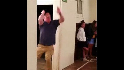 Deu tanta... mas tanta força ao lançar a bola que se lançou a ele mesmo!