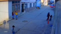 Bursa kadının oğlunu sokak ortasında dövdüğü anlar güvenlik kamerasında