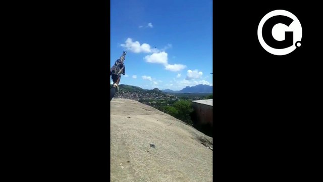 Criminosos dão tiros de fuzil para o alto após enterro de jovem no Bonfim