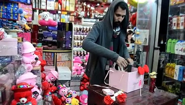 أغرب هدايا عيد الحب زوج يضع عقد بيع فدان أرض مبانى فى بوكس هدايا لزوجته