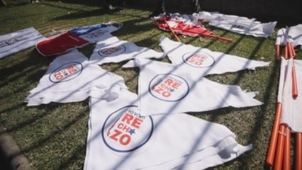 Miles de personas marchan en Santiago por el rechazo a una nueva Constitución