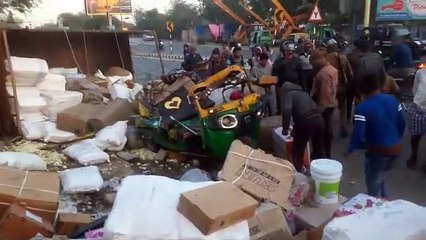 आगरा: तेज रफ़्तार केंटर ने ऑटो में मारी टक्कर, 3 की मौत पांच घायल