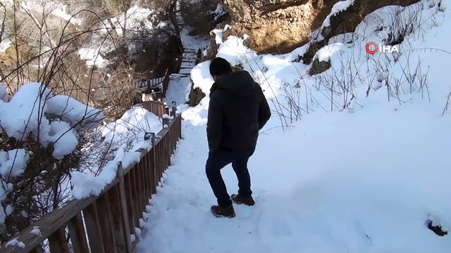 Sızır şelalesinde oluşan buz sarkıtları hayran bıraktı