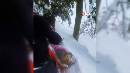 Karlı yolları açıp, hastayı ambulansa taşıdılar