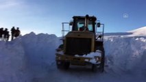 Kar kalınlığının 4 metreye ulaştığı köy yolu 8 saatte açıldı - AĞRI