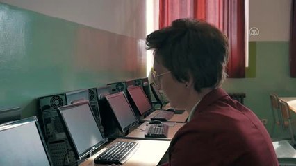 Bosnalı matematik öğretmeni, kaleci eldivenlerinden de vazgeçmiyor