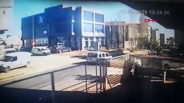 Çarpmanın etkisiyle savrulan araç takla attı: Sürekli kaza oluyor burada