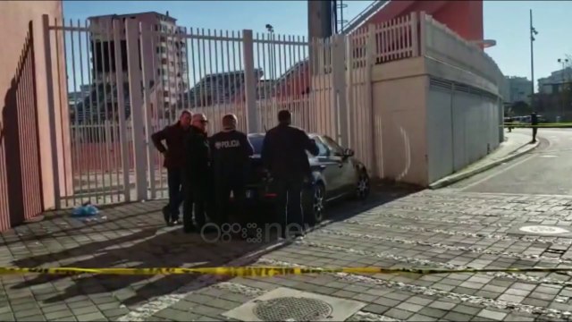 Ora News - Shkodër, gjendet pako e dyshimtë poshtë një automjeti te stadiumi Loro Borici