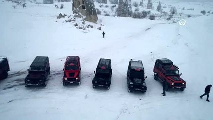 Turistler karla kaplı Kapadokya'yı at sırtında ve arazi araçlarıyla keşfediyor