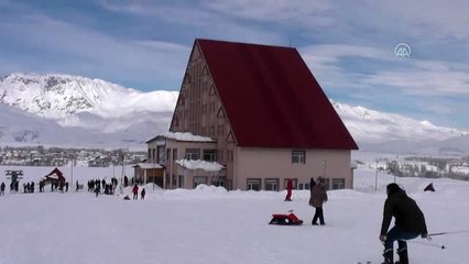 Ovacık Kayak Merkezi'nde hafta sonu yoğunluğu
