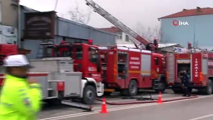 Sakarya’da 4 katlı binanın çatı katı alev alev yandı