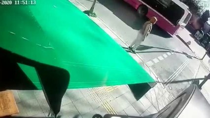 Şişli'de ters yönde giden motosikletin çarptığı yaya yaralandı