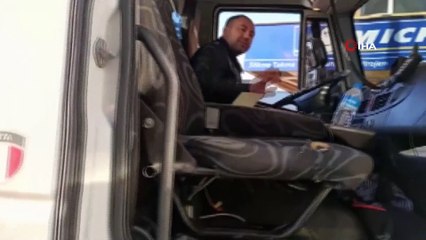 Arızalanan çekicideki aracı İSKİ’nin forklifti indirdi