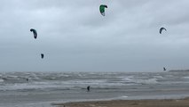 Des kitesurfers en quête de record de saut