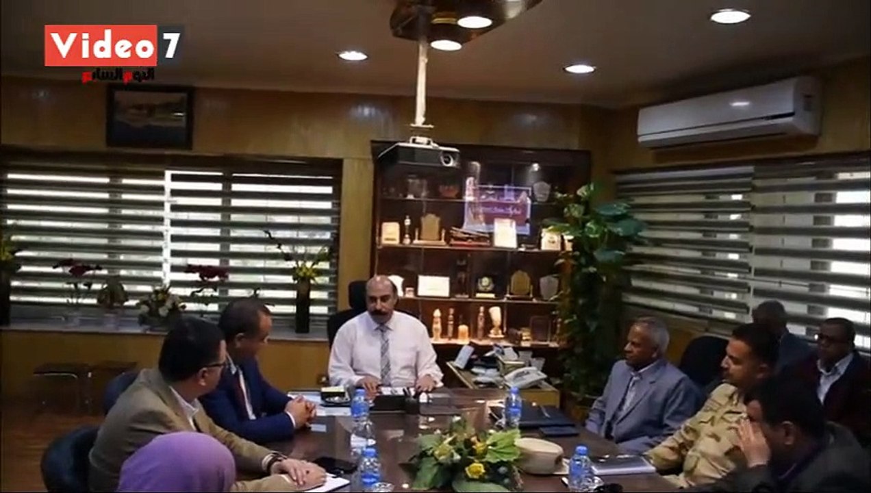 محافظ أسوان يناقش المخطط العام لتطوير المدينة السياحية