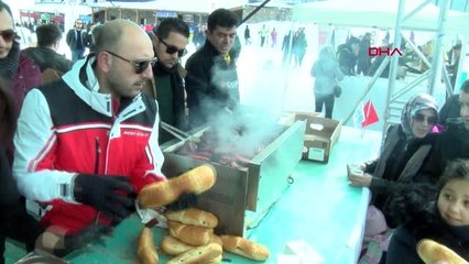 Kayseri 15 dakikada 9.5 sucuk ekmek yedi