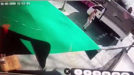 Şişli'de ters yönde giden motosikletin çarptığı yaya yaralandı - İSTANBUL