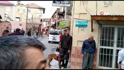 Tarsus'ta 2 katlı ev alev alev yandı