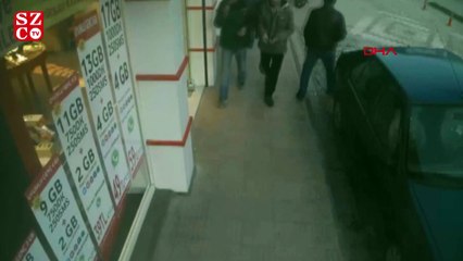 Kaldırımdaki kediye tekme atan kişi aranıyor