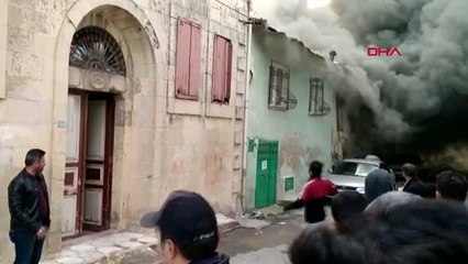 Mersin iki katlı ahşap bina yangında küle döndü