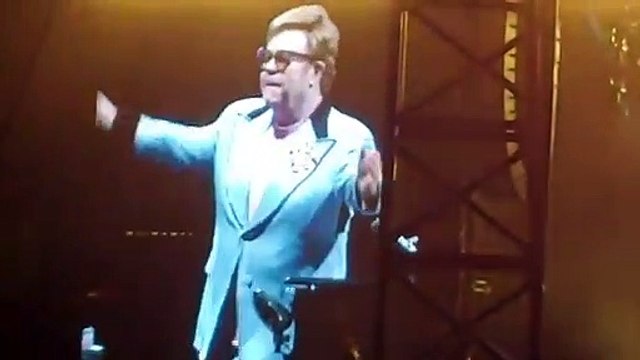 Elton John, en larmes, interrompt son concert cet après-midi en Australie et révèle être atteint d'une pneumonie : Je suis déçu, profondément en colère et désolé. J'ai tout donné