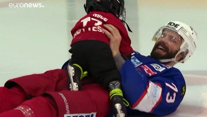 شاهد: النبوغ بالميدان.. طفل في عامه الثاني فقط يبرع في ممارسة الهوكي على الجليد