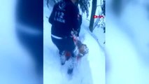 Rize karla kaplı yolda hastayı sedyeyle taşıdılar