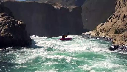 Le kayakiste défie une chute d'eau de 40 mètres !
