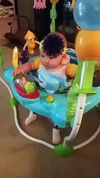 Bébé se fait lécher le visage par un chien.. sa réaction est hilarante !