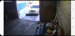 Il tombe en essayant de fermer le garage !