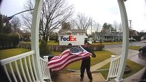 Respect : ce livreur FedEx plie un drapeau tombé devant une maison !