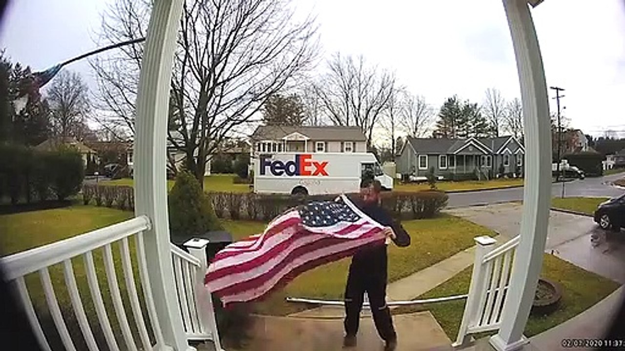 Respect : ce livreur FedEx plie un drapeau tombé devant une maison !