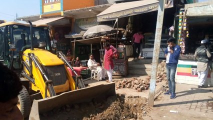 सड़क चौड़ीकरण के लिए फुटपाथ से हटवाया अतिक्रमण