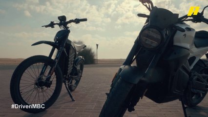 قيادة بالدراجات الكهربائية في صحراء الروية من أجل مهمة جديدة