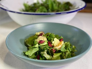 Ensalada verde con apio y cereza- Cocina con conexión - Sonia Ortiz con Juan Farré