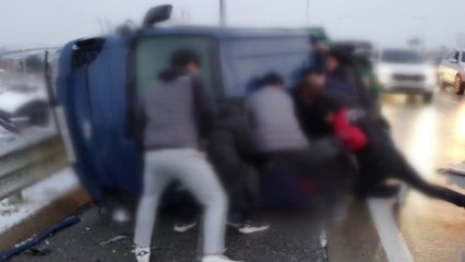 전복된 화물차 '번쩍'...시민들이 운전자 구조 / YTN