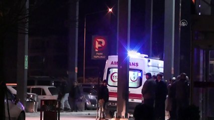 Silahla kahvehaneyi basan kişi, biri kayınpederi 2 kişiyi ağır yaraladı - İZMİR